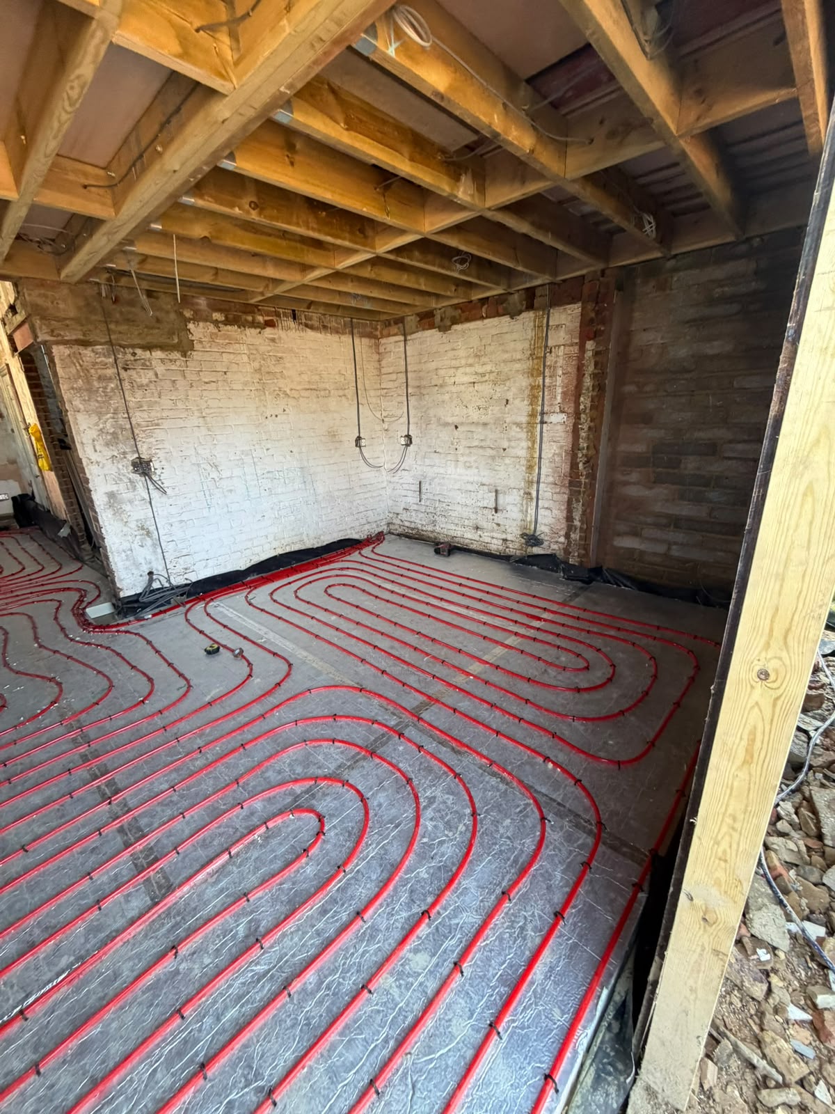 Underfloor heating installation viewed from the side
