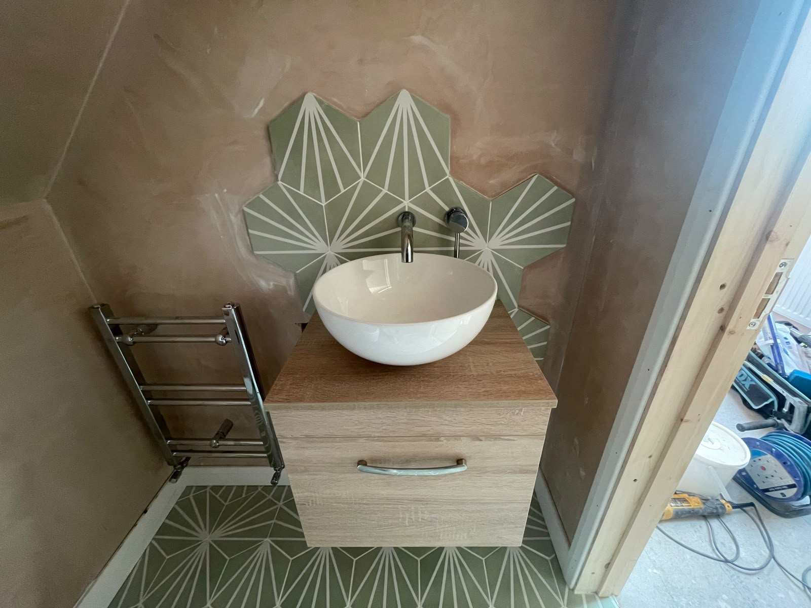 Vanity basin installation with decorative feature tiles